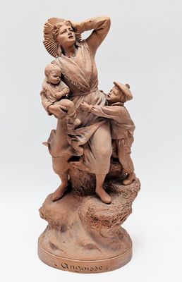statue représentant une femme tenant un enfant sur un rocher, un oiseau dans la main