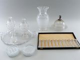 une table sur laquelle se trouvent de nombreux objets en verre