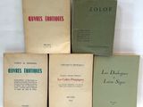 quatre livres sont empilés sur une surface blanche