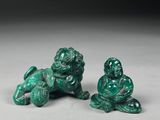 une paire de figurines en jade vert représentant un homme et une femme assis