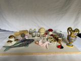 un grand nombre d'objets posés sur une table