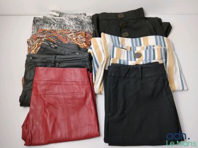 une pile de vêtements posée sur une table