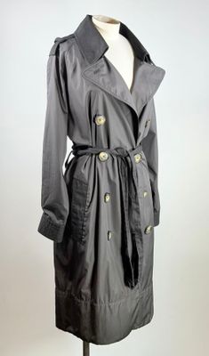 une image d'un manteau de femme sur un support de mannequin
