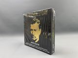 un CD noir et doré sur lequel figure la photo d'un homme