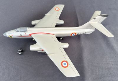 un avion jouet posé sur une table