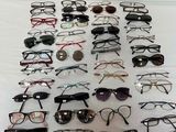 de nombreuses paires de lunettes posées sur une table blanche