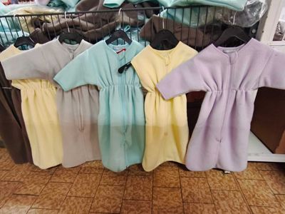 beaucoup de vêtements suspendus à une étagère dans un magasin