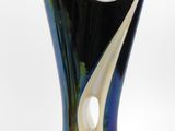 un vase noir et blanc orné d'un motif sinueux