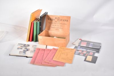 une boîte de livres posée sur une surface blanche
