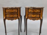 paire de tables de chevet à plateau en marbre de style Louis XV
