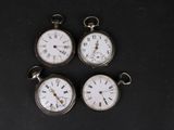 trois montres de poche en argent avec des chiffres romains et des chiffres romains gravés dessus