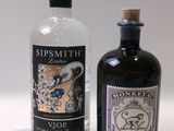 deux bouteilles d'alcool posées l'une à côté de l'autre sur une table