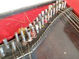 vue rapprochée d'un manche de guitare avec beaucoup de vis