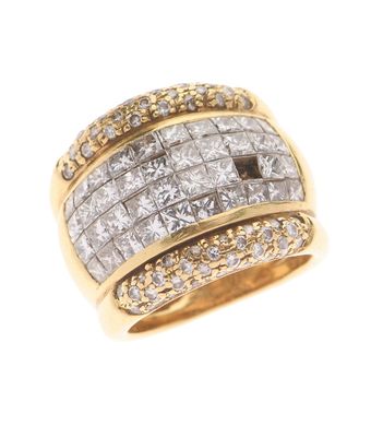 gros plan d'une bague en diamant sur fond blanc