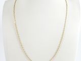 un collier à chaîne en or sur un mannequin mannequin mannequin mannequin mannequin mannequin mannequin mannequin mannequin mannequin