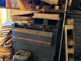 une pile de cartons empilés les uns sur les autres sur une étagère dans un garage