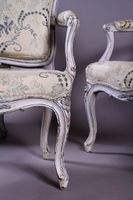 Suite de quatre fauteuils en bois sculpté, mouluré, relaqué … (photo 4)