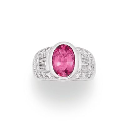 une bague en tourmaline rose et diamant