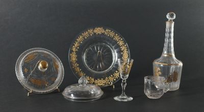 trois objets en verre différents posés sur une surface noire