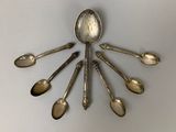 de nombreuses cuillères disposées en cercle sur la table
