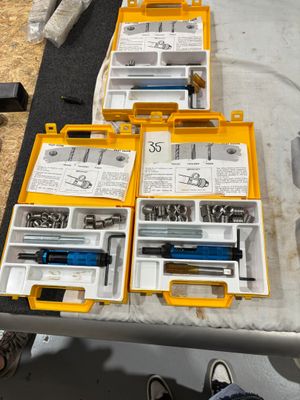 un grand nombre d'outils posés sur une table