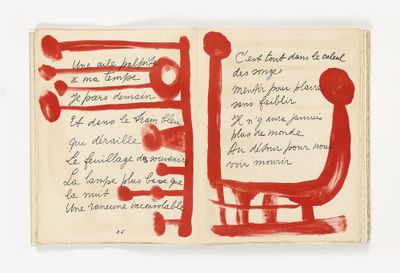 un livre ouvert sur lequel on peut lire des mots en rouge, et une chaise rouge