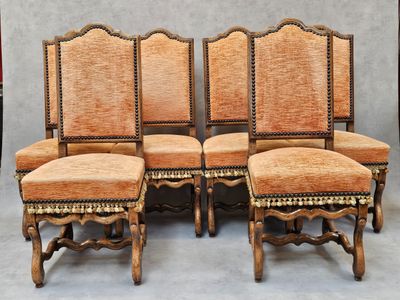 Suite de six chaises à haut dossier en noyer mouluré reposan…