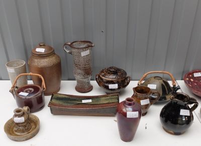 de nombreux types de vases différents posés sur une table