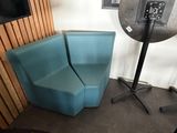 une chaise bleue placée à côté d'un téléviseur dans une pièce