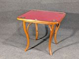 une petite table en bois recouverte d'une nappe rouge