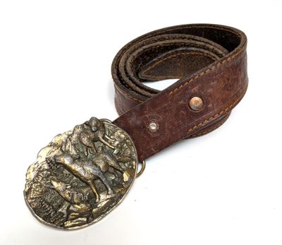 ceinture en cuir avec une boucle métallique sur fond blanc