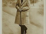 une vieille photo d'un homme en manteau et chapeau