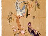 un gros plan sur un morceau de tissu orné d'oiseaux et de fleurs