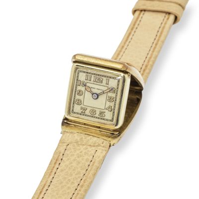 une image d'un gros plan d'une montre-bracelet sur un fond blanc