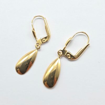 une paire de boucles d'oreilles plaquées or sur fond blanc