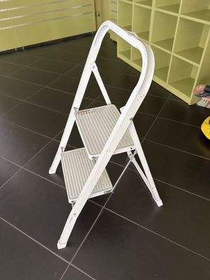un tabouret blanc posé par terre dans une pièce