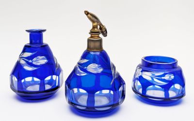 GARNITURE DE TOILETTE en verre overlay bleu comprenant un fl…