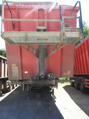 un camion-benne rouge garé à côté d'un camion-benne rouge