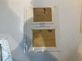 deux enveloppes accrochées au mur l'une à côté de l'autre