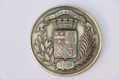 l'image d'une pièce d'argent sur laquelle figure une couronne