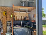 un garage comprenant un espace de travail et des outils