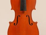 gros plan d'un violon avec un archet sur fond blanc