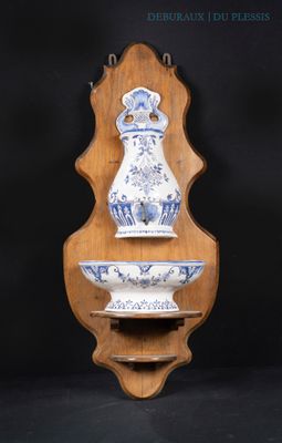 un vase bleu et blanc posé sur une étagère en bois