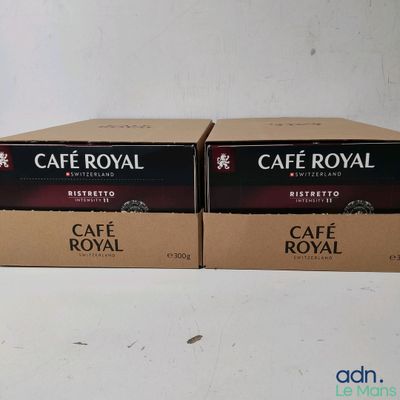 Deux boîtes de café « Café Royal » sont posées sur une surface blanche.