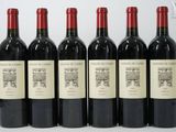 six bouteilles de vin rouge sont alignées