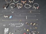 plusieurs types de bijoux disposés sur une table