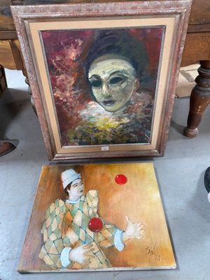 un tableau représentant un clown assis à côté d'un tableau représentant un clown