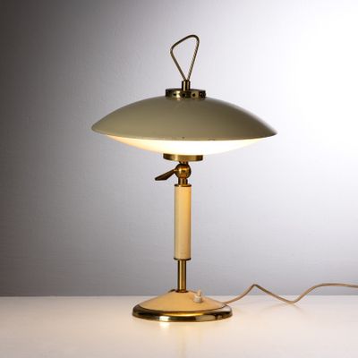un gros plan d'une lampe de table posée sur une surface blanche