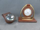 une petite horloge et un petit bol en verre posés sur une table