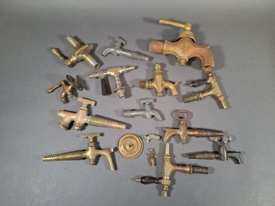 Collection de robinets en bronze, en laiton, en étain. - Photo 1